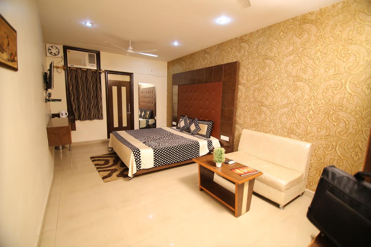 Hotel Pappan Plaza Palwal ภายนอก รูปภาพ